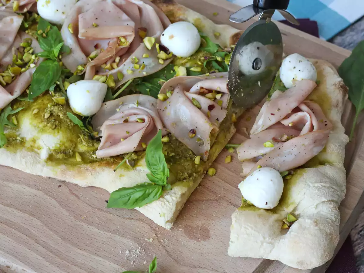 Pinsa cu pesto și mortadella, gata în 10 minute! - poza 8