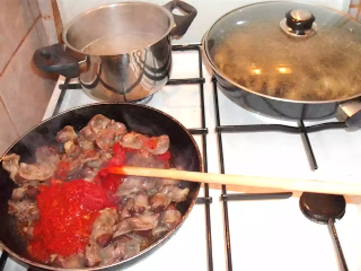 Pipotele cu sos si garnitura de ciuperci sotate - poza 5