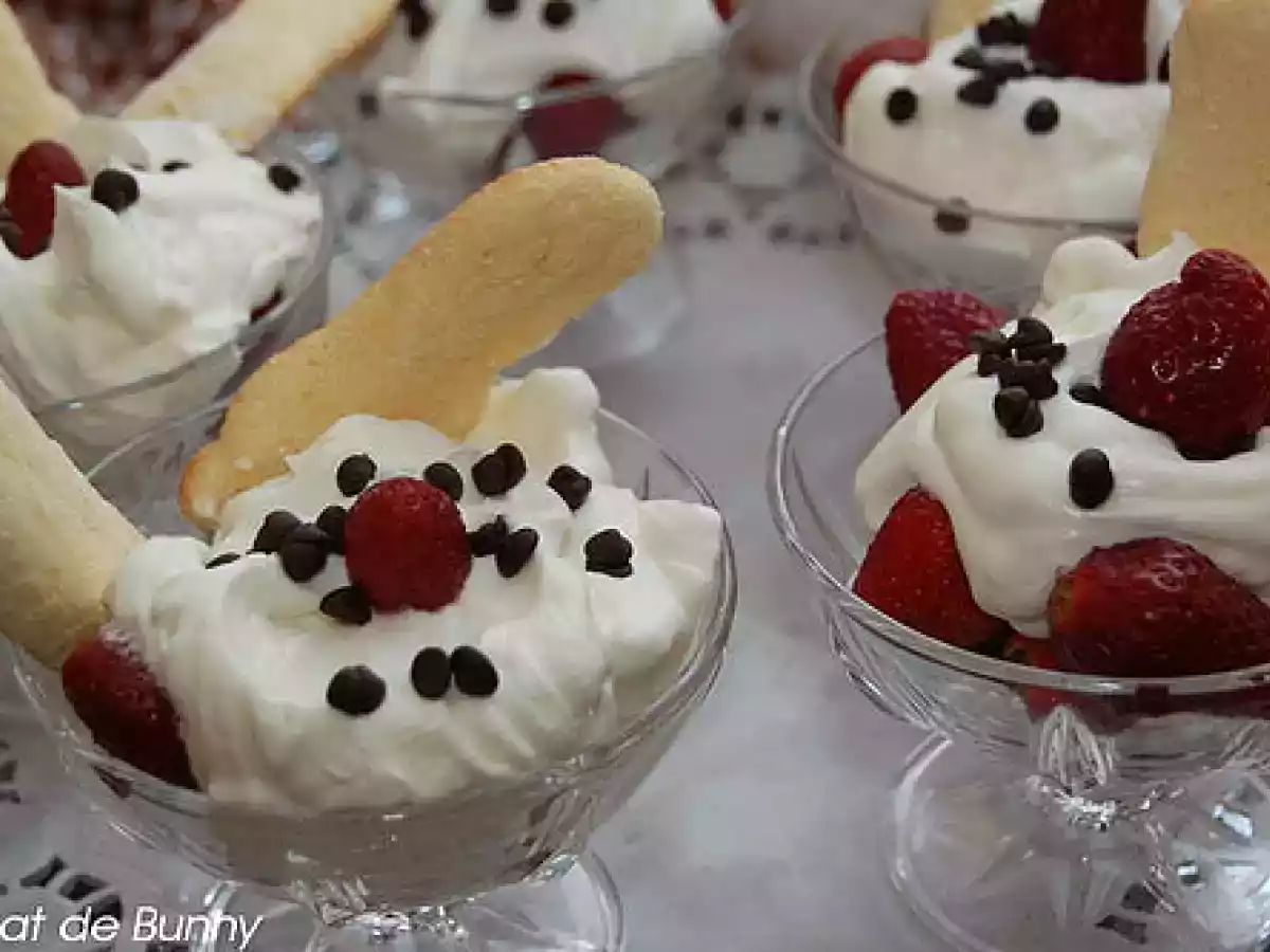 Piscoturi pufoase - ladyfingers