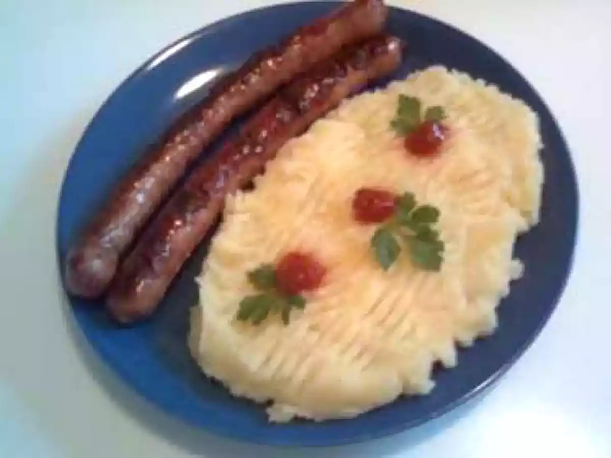 Piure de cartofi cu carnaciori