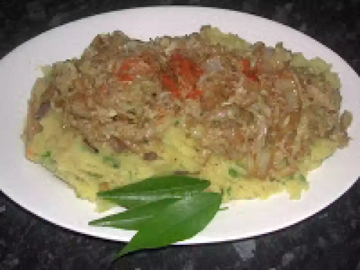 Piure de cartofi cu masline si varza creata