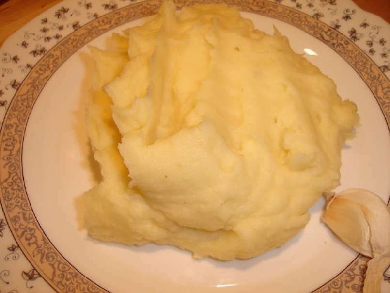 Piurre de cartofi cu usturoi copt.