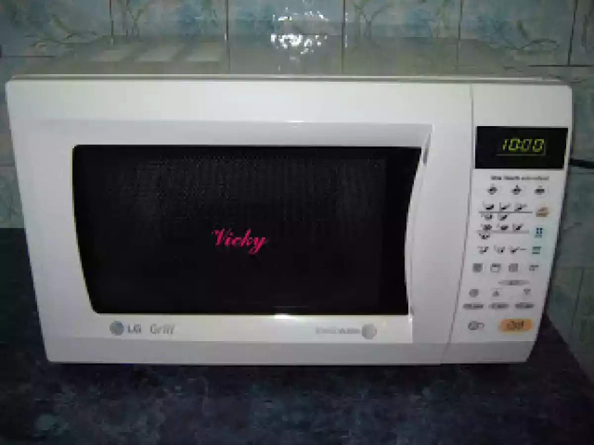 Pizza cu blat de paine, la cuptorul cu microunde - poza 12