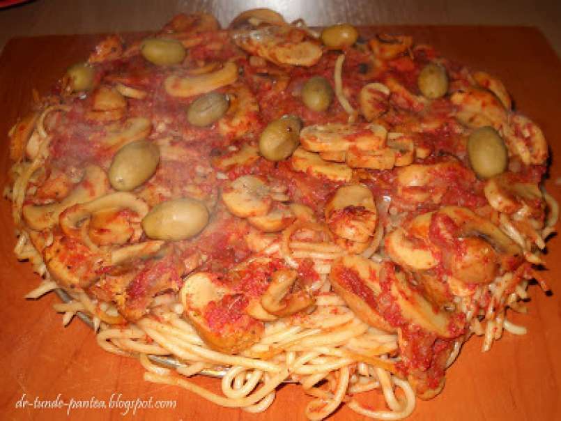 Pizza cu blat din spaghete