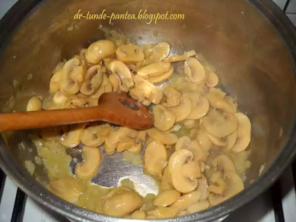 Pizza cu blat din spaghete - poza 3