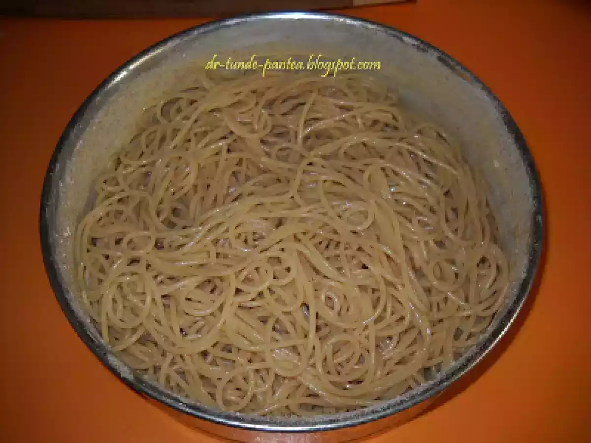 Pizza cu blat din spaghete - poza 5