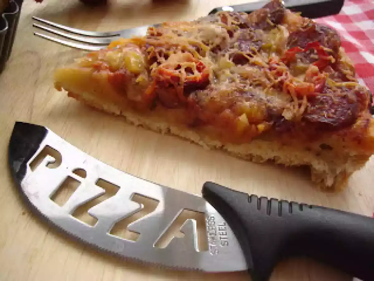 Pizza cu carnati - poza 2