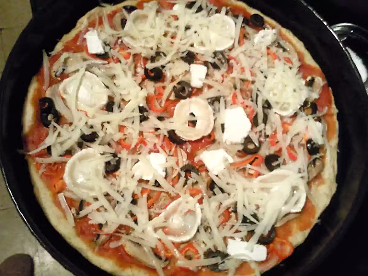 PIZZA CU CIUPERCI SI BRANZA DE CAPRA - poza 3