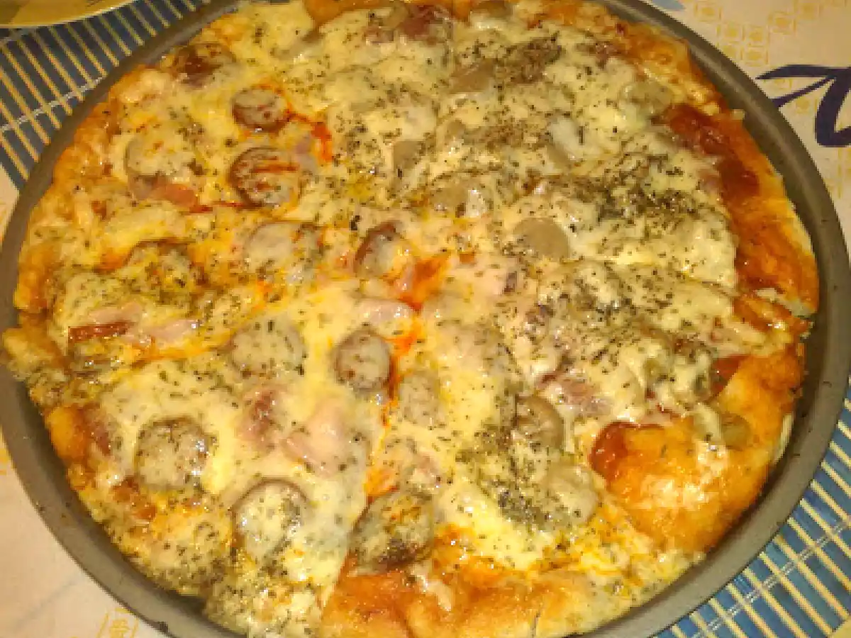 Pizza cu ciuperci si carnati