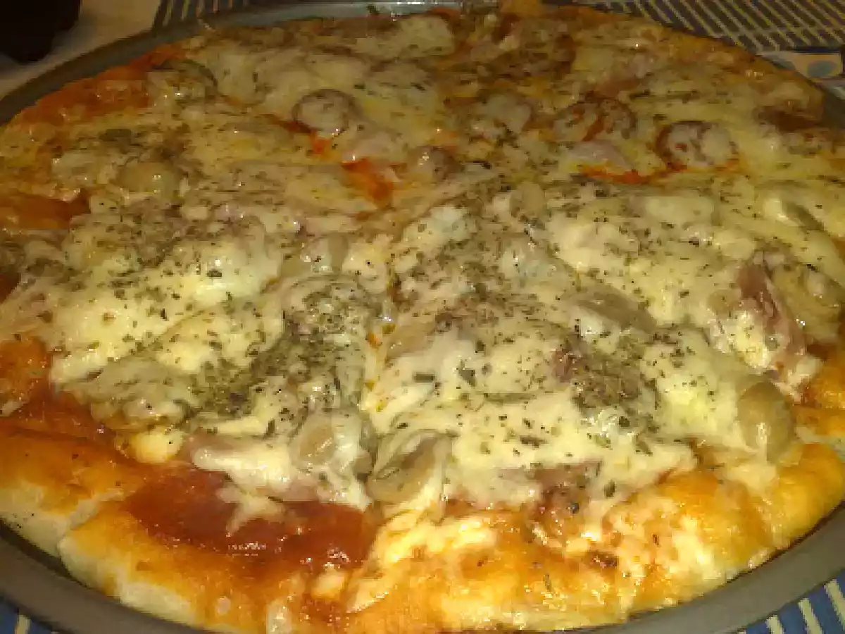 Pizza cu ciuperci si carnati - poza 2