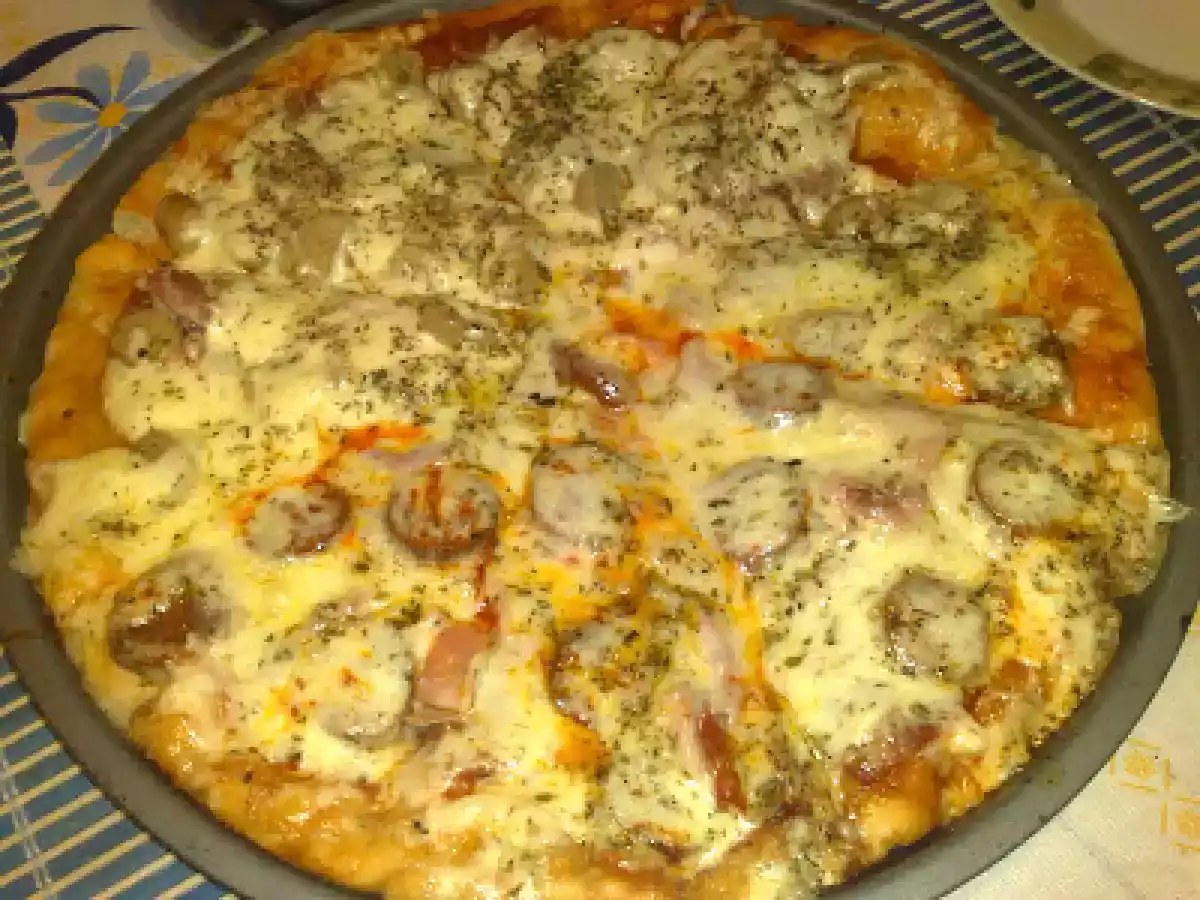 Pizza cu ciuperci si carnati - poza 3