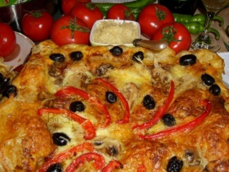 Pizza cu ciuperci si masline si cu marginile umplute cu branza