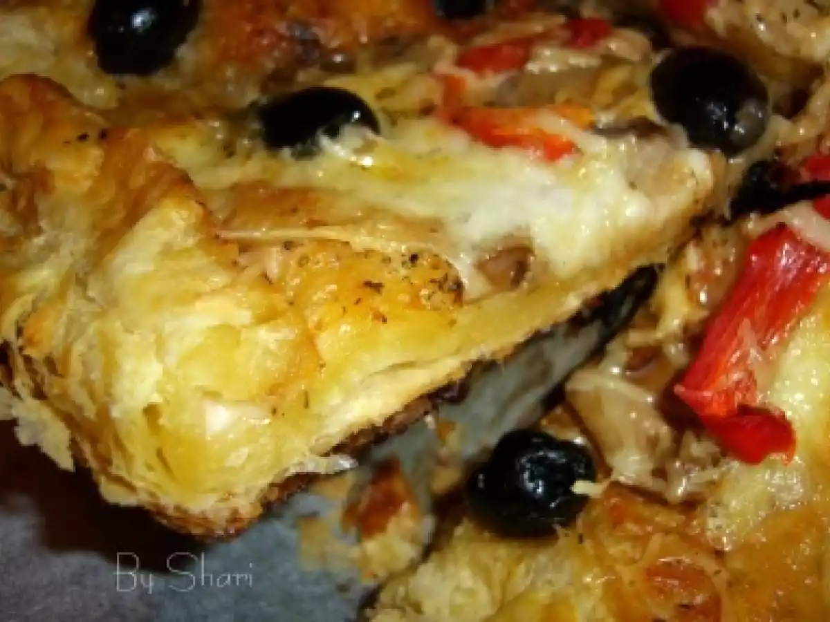 Pizza cu ciuperci si masline si cu marginile umplute cu branza - poza 2