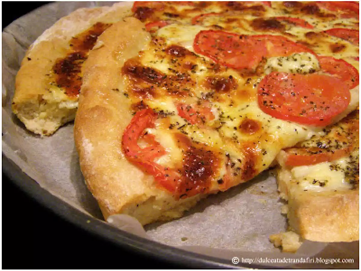 Pizza cu mozzarella si rosii