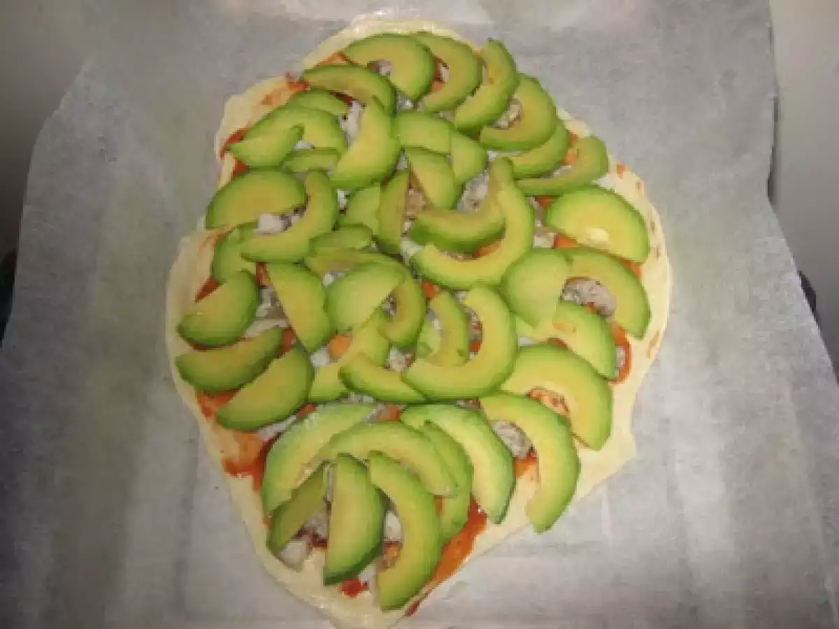 Pizza cu peste, avocado si kiwi - poza 4