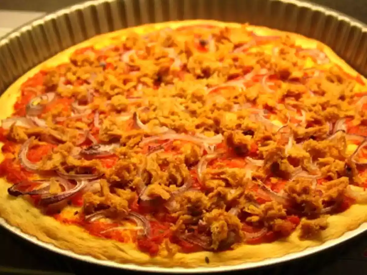 Pizza cu ton si ceapa