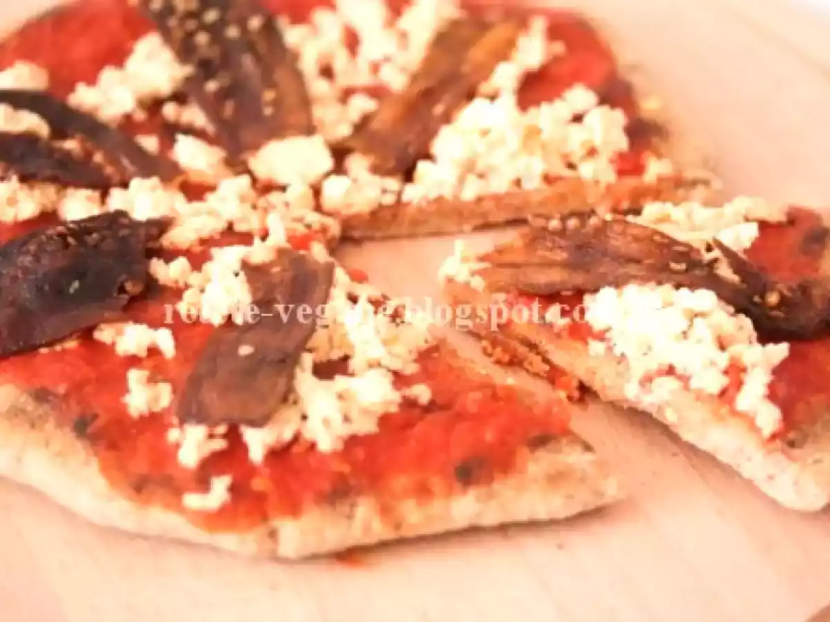 Pizza rapida cu bacon de vinete si tofu afumat