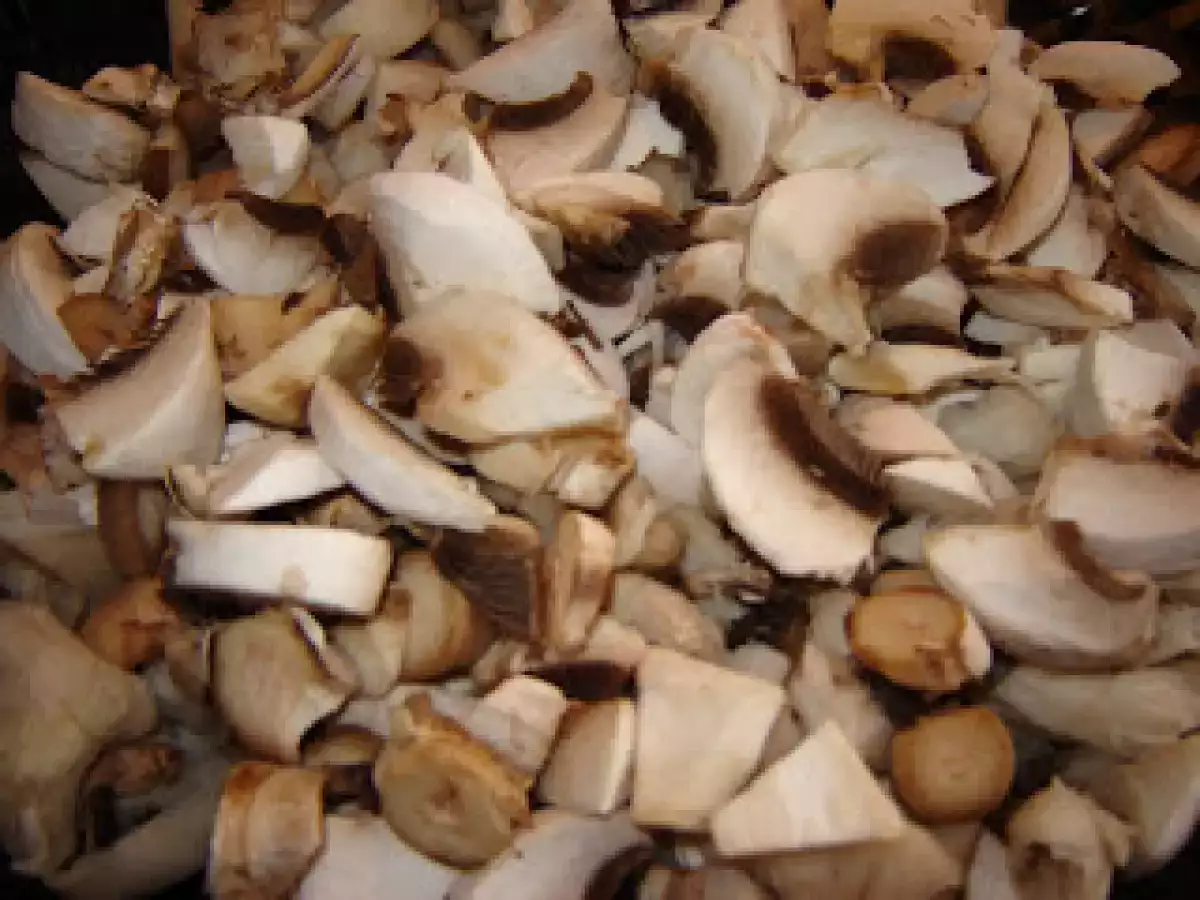 Placinta cu ciuperci, ceapa verde si telemea - poza 2