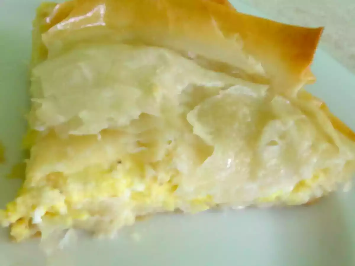 Placinta cu multe feluri de branza