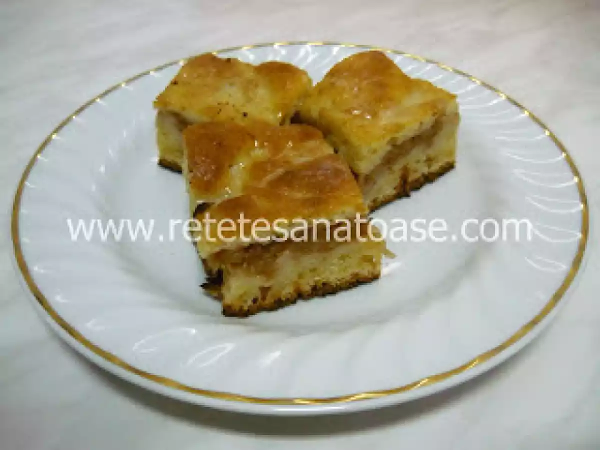 Placinta de mere in aluat pufos