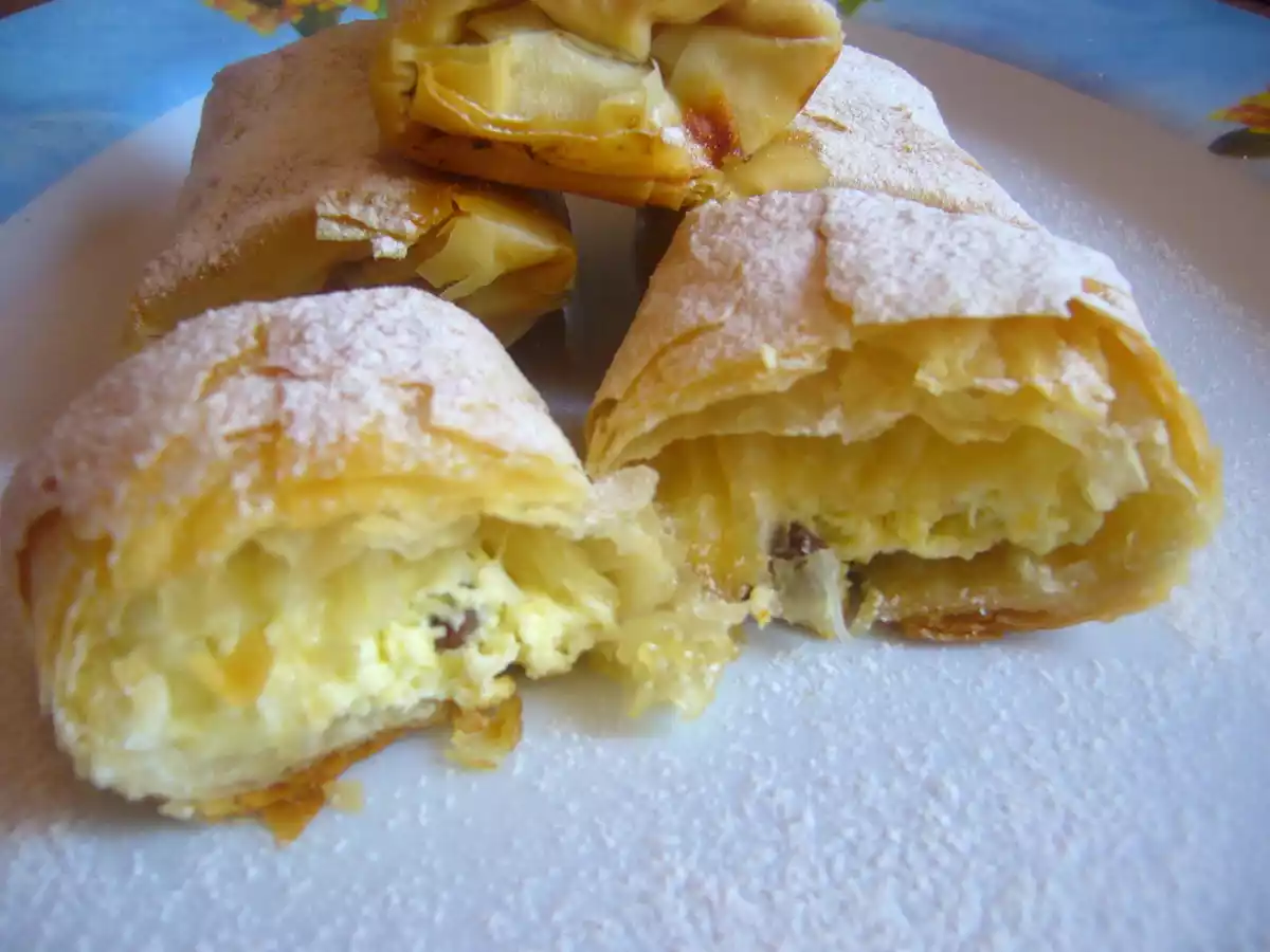 Placinta, , Pachetel cu branza de vaci si stafide, , 