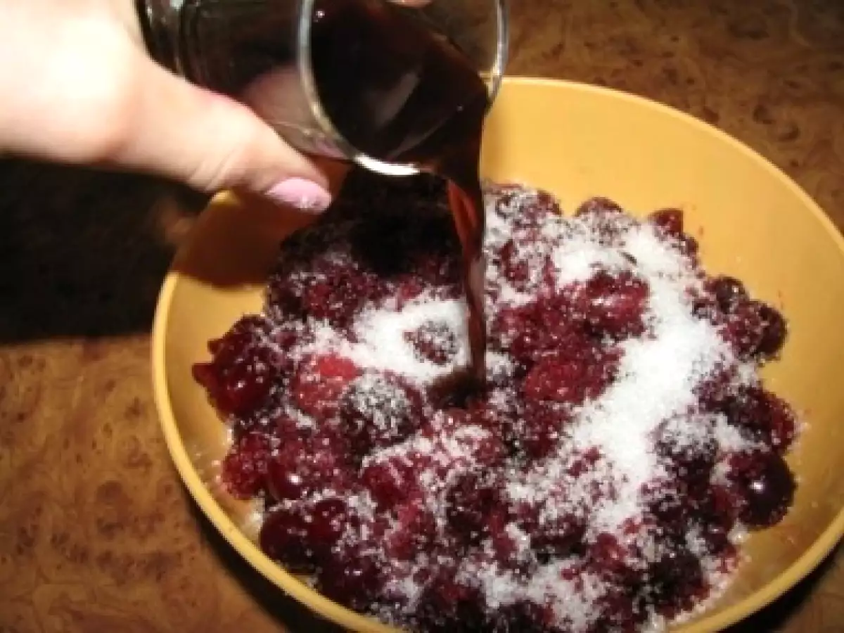 Placinte crocante cu cirese si visine - poza 3