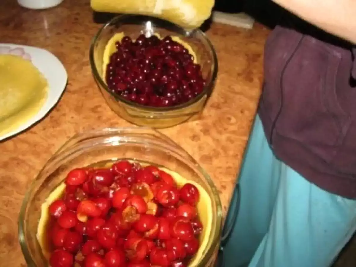 Placinte crocante cu cirese si visine - poza 8