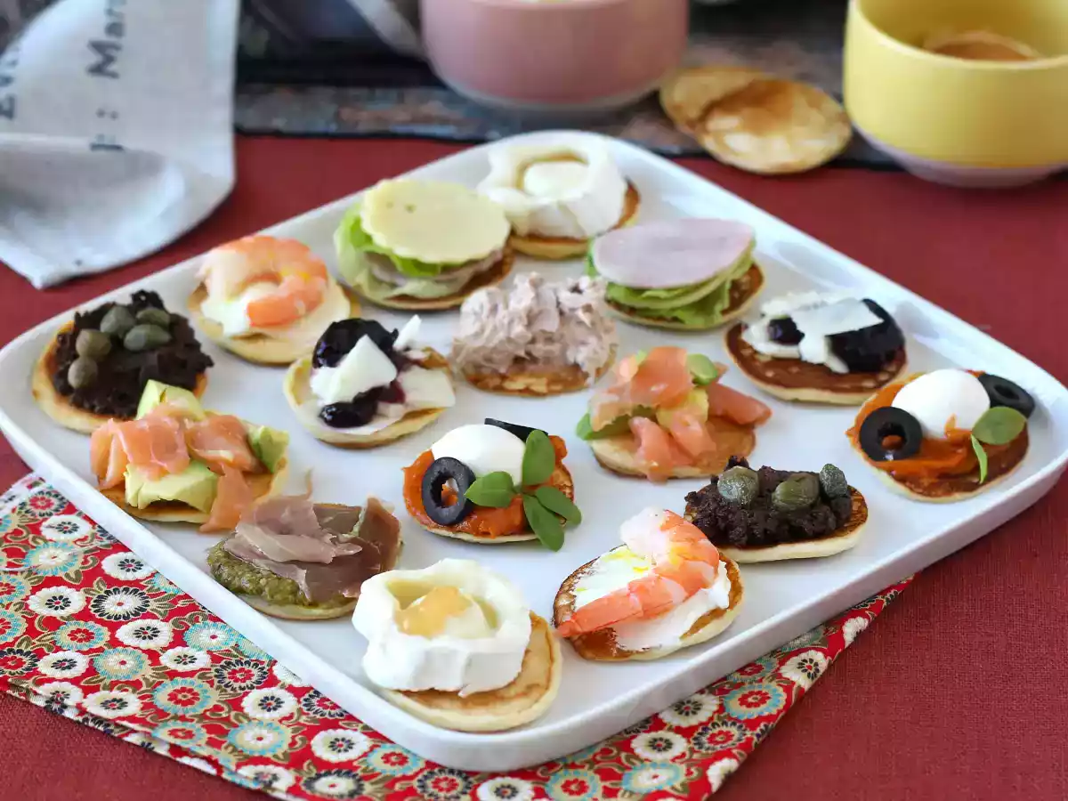Platou cu blini, aperitivul variat perfect pentru petreceri