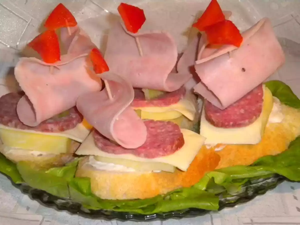 Platou cu sandvisuri-corabioare