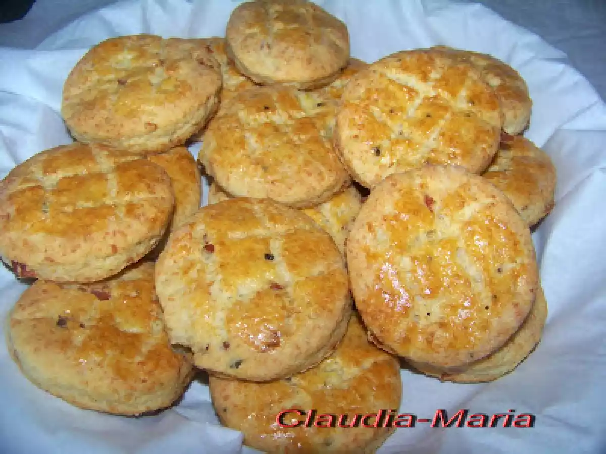 Pogacele cu branza si salam picant