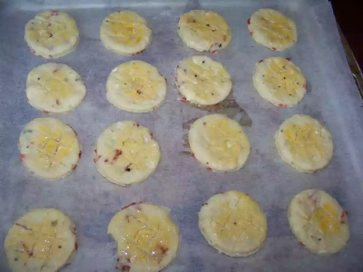 Pogacele cu branza si salam picant - poza 2