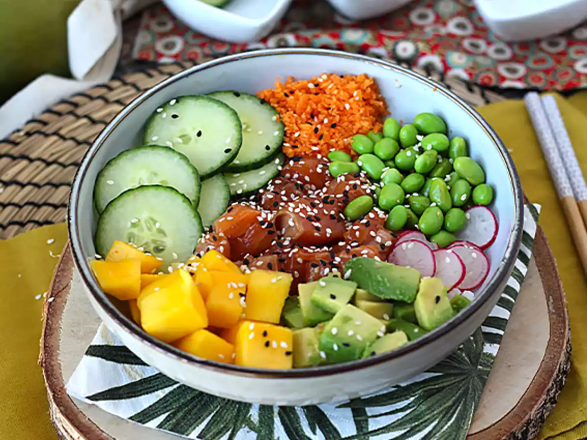 Poké bowl cu somon