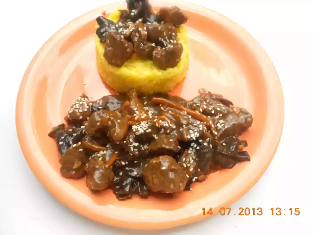 Porc picant cu ciuperci urechi de lemn si orez cu sofran