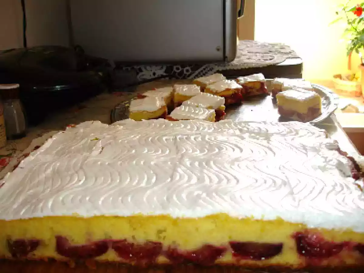 Prajitura acrisoara cu prune si bezea