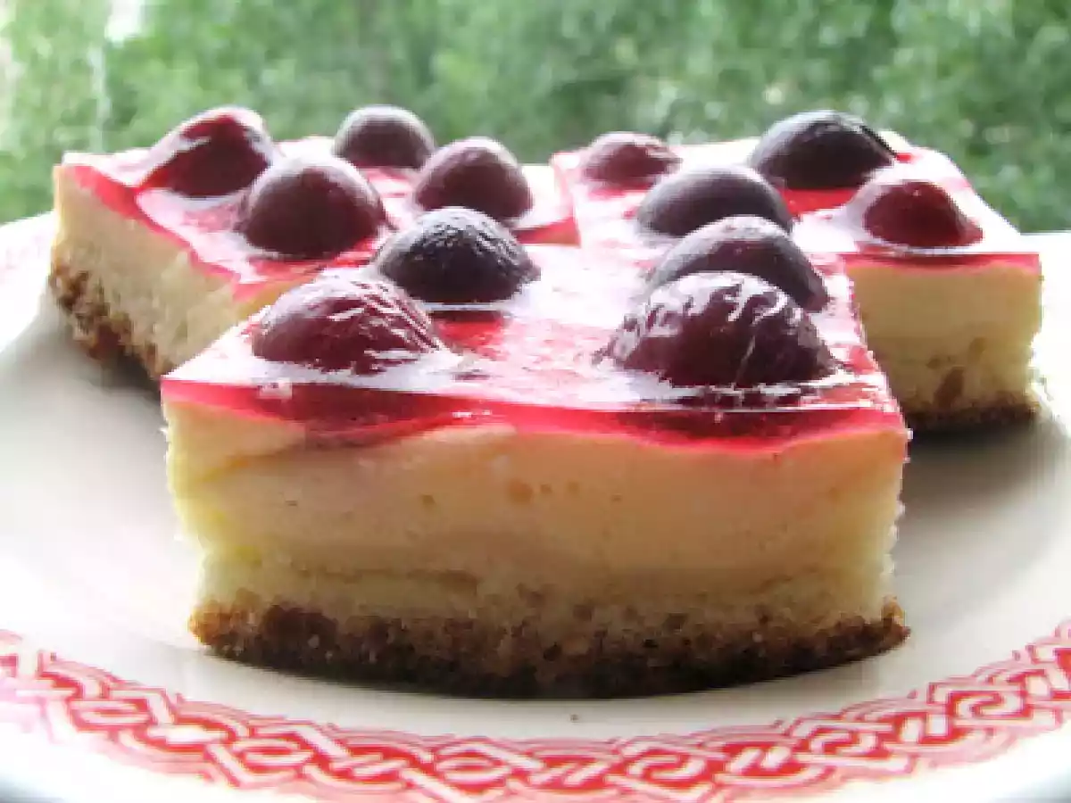 PRAJITURA CU BRANZA SI VISINE