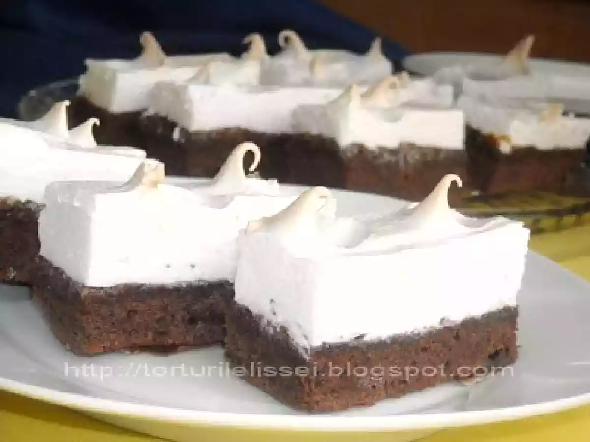 Prajitura cu cacao si spuma de albus