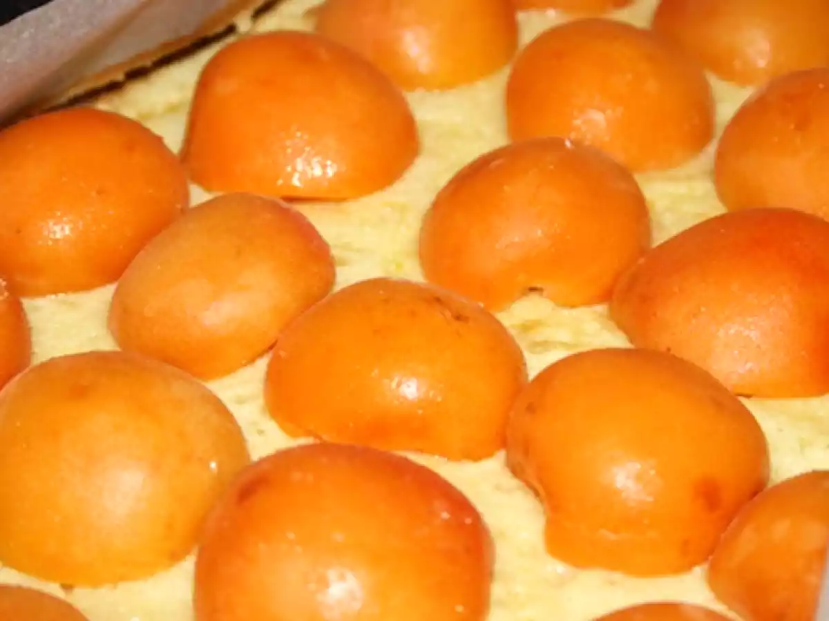 Prajitura cu caise si bezea - poza 3