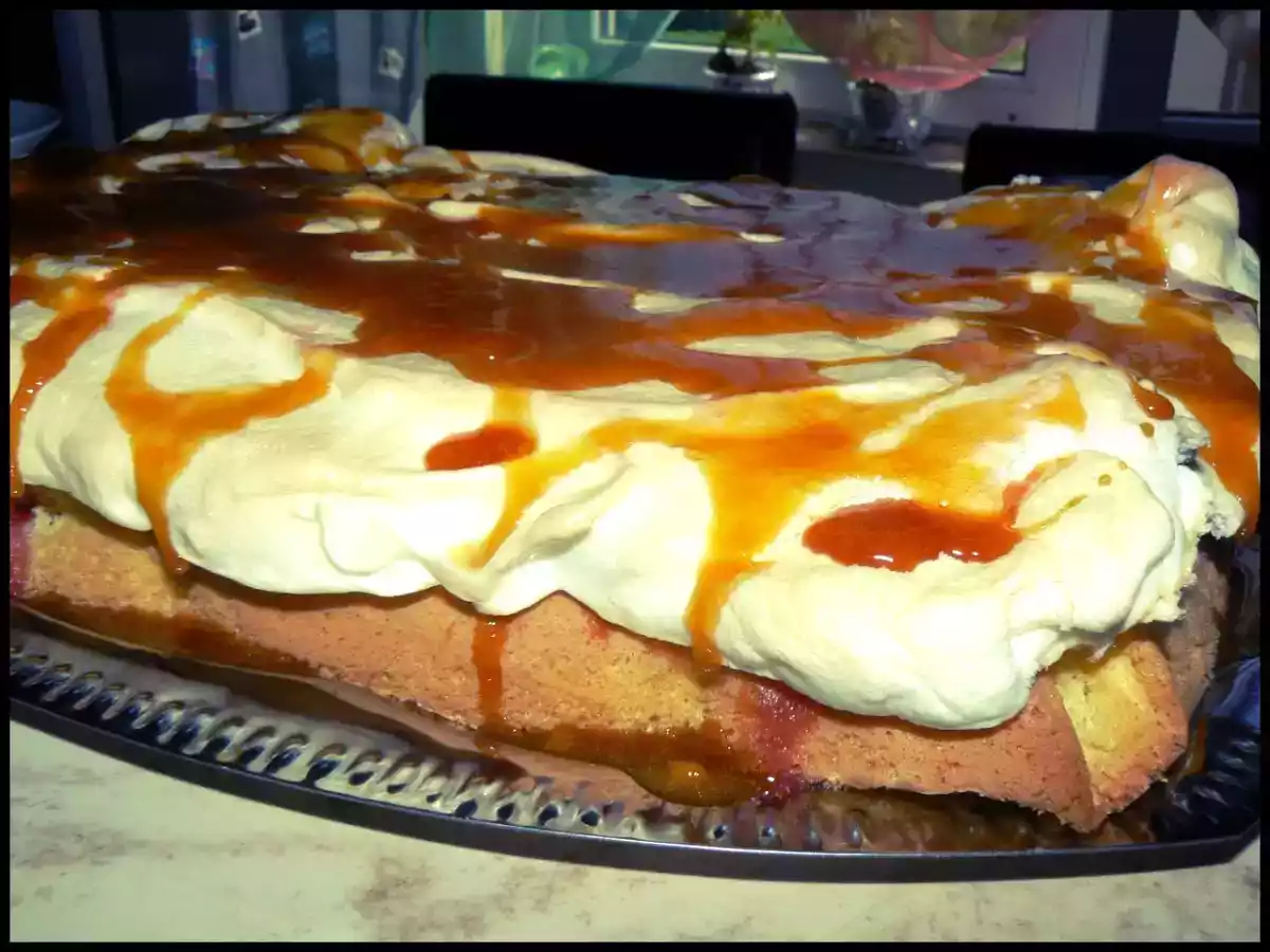 Prajitura cu capsuni si sos de caramel