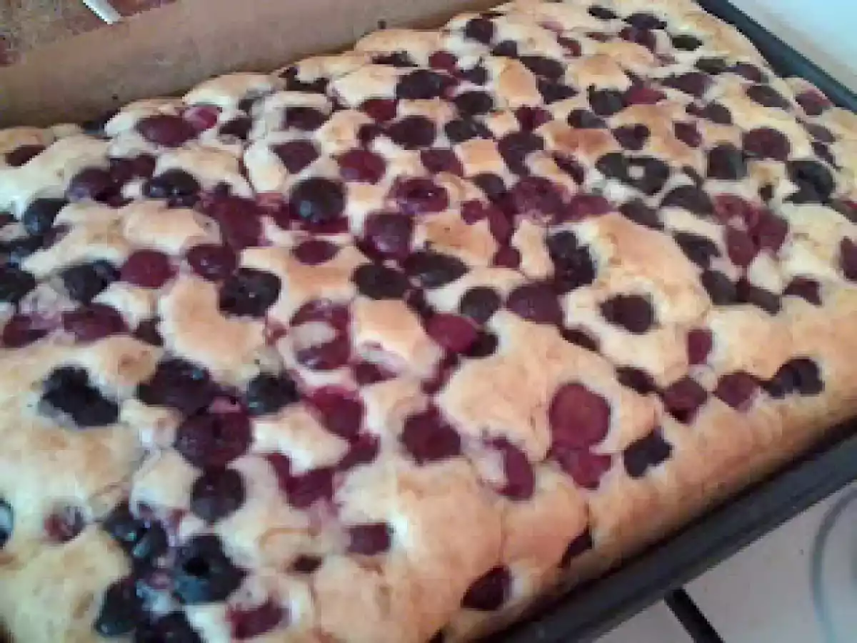 Prajitura cu cirese si visine - poza 3