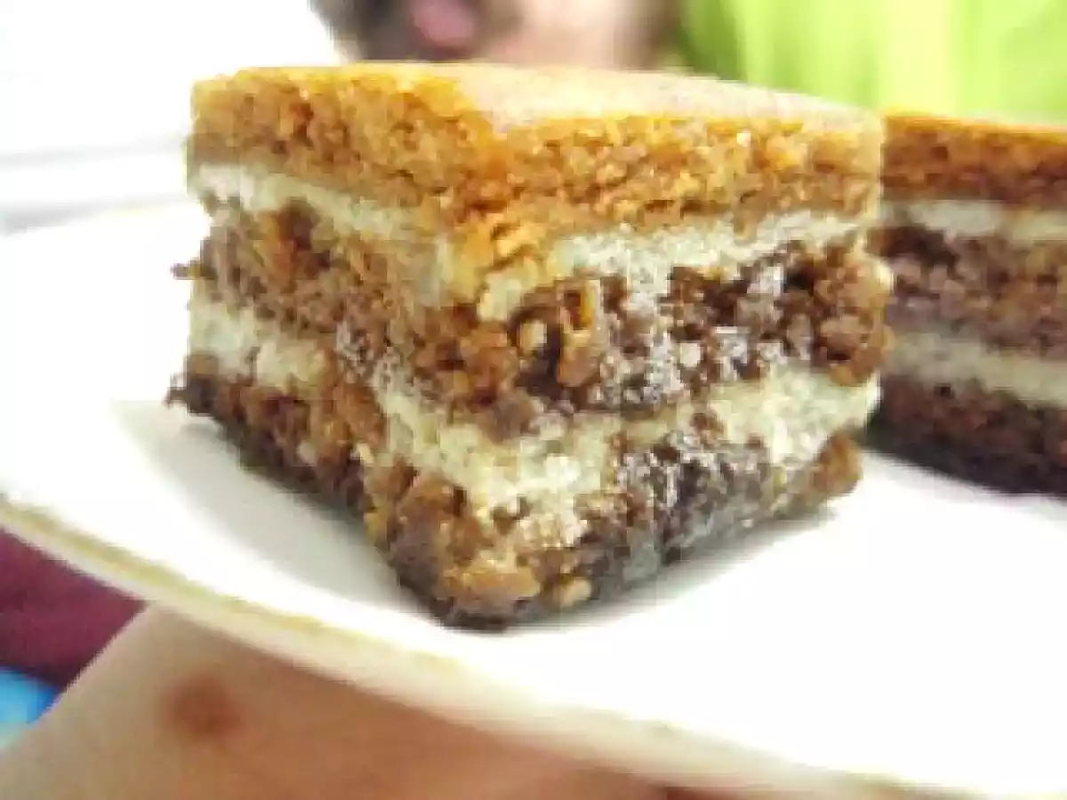 Prajitura cu crema de nuca si rom