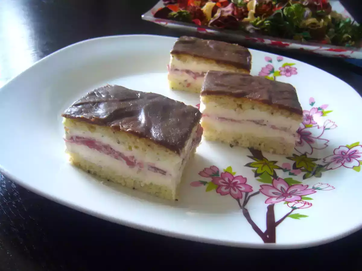 Prajitura cu crema mascarpone, jeleu de capsuni si ciocolata