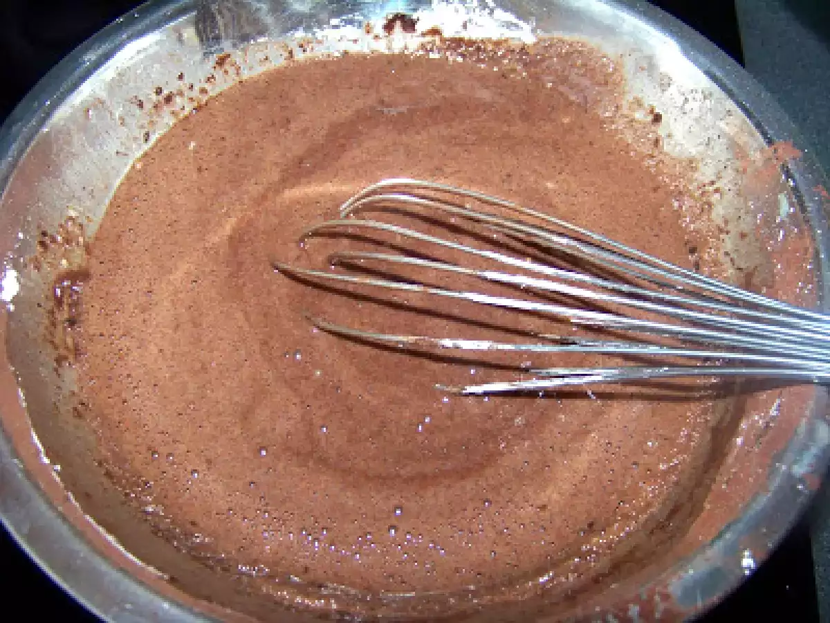 Prajitura cu doua blaturi si crema de ciocolata cu rom - poza 5