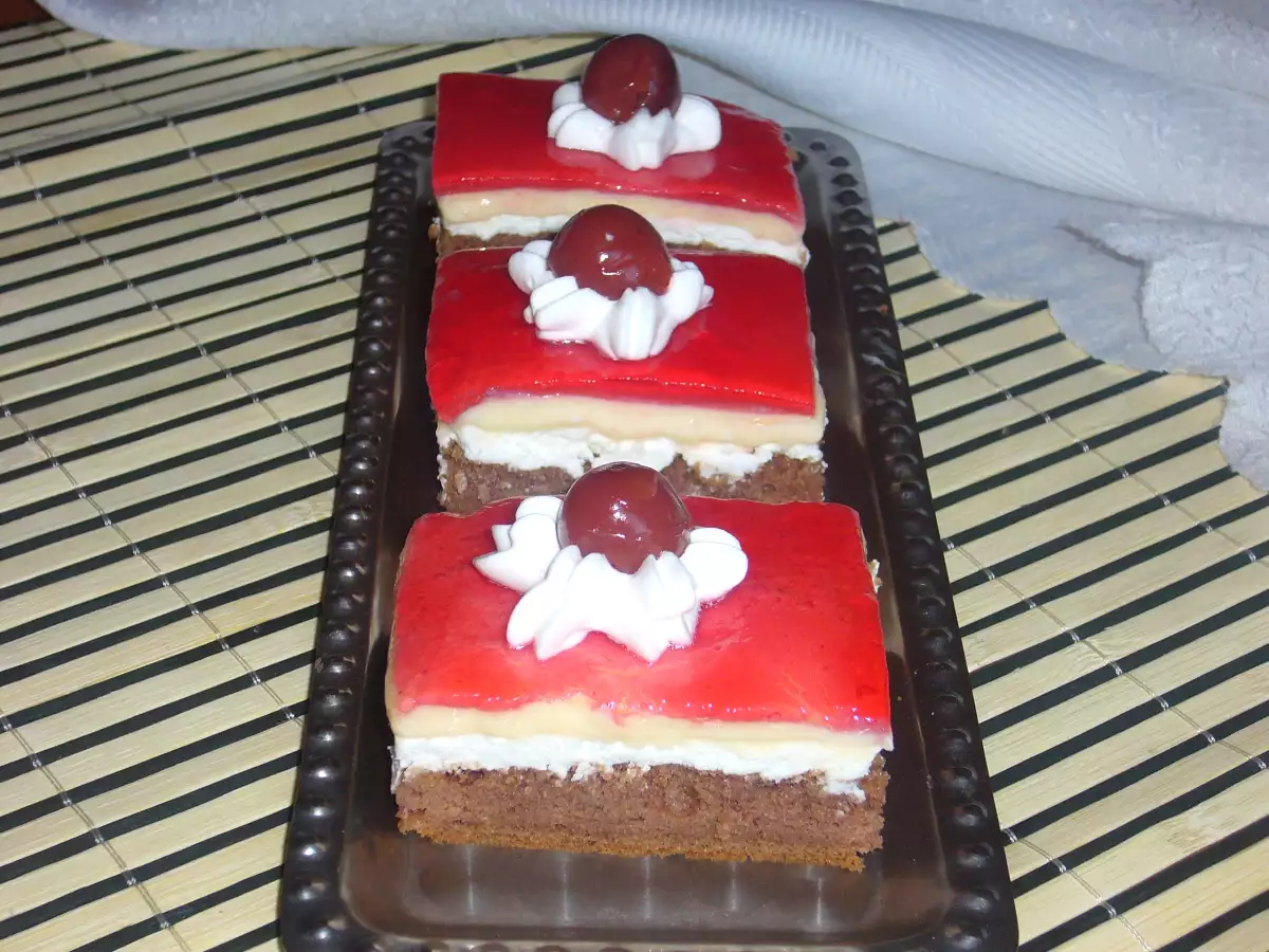 Prăjitură cu două creme și jeleu de vișine - poza 3