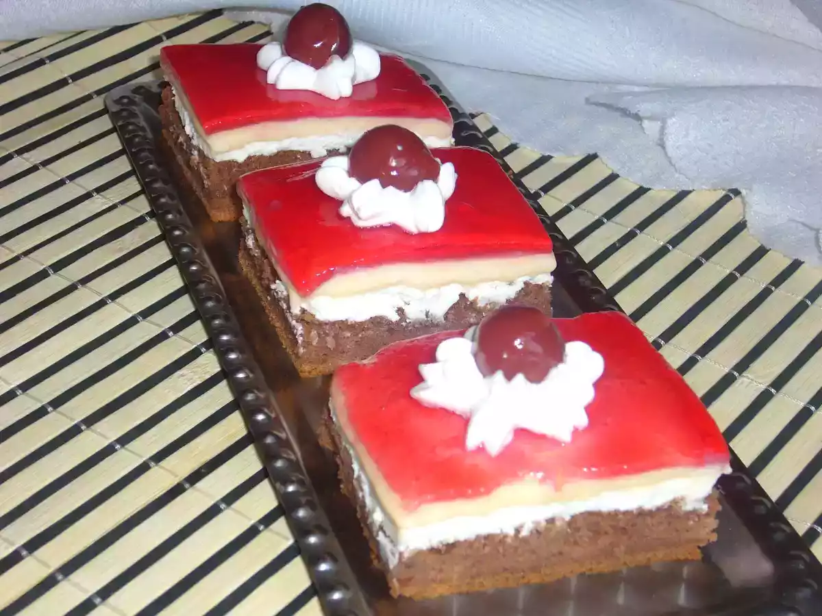 Prajitura cu doua creme si jeleu visine