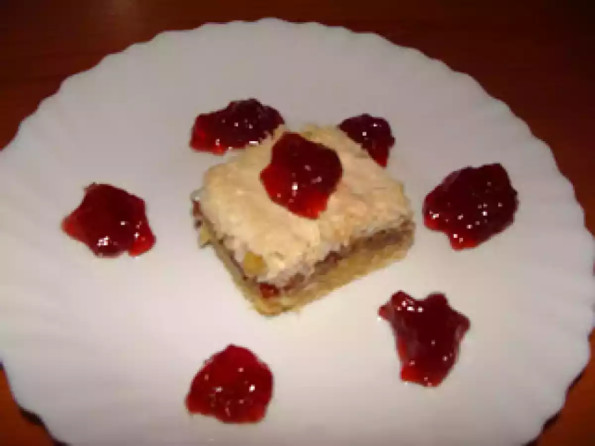 Prajitura cu dulceata, cocos si bezea