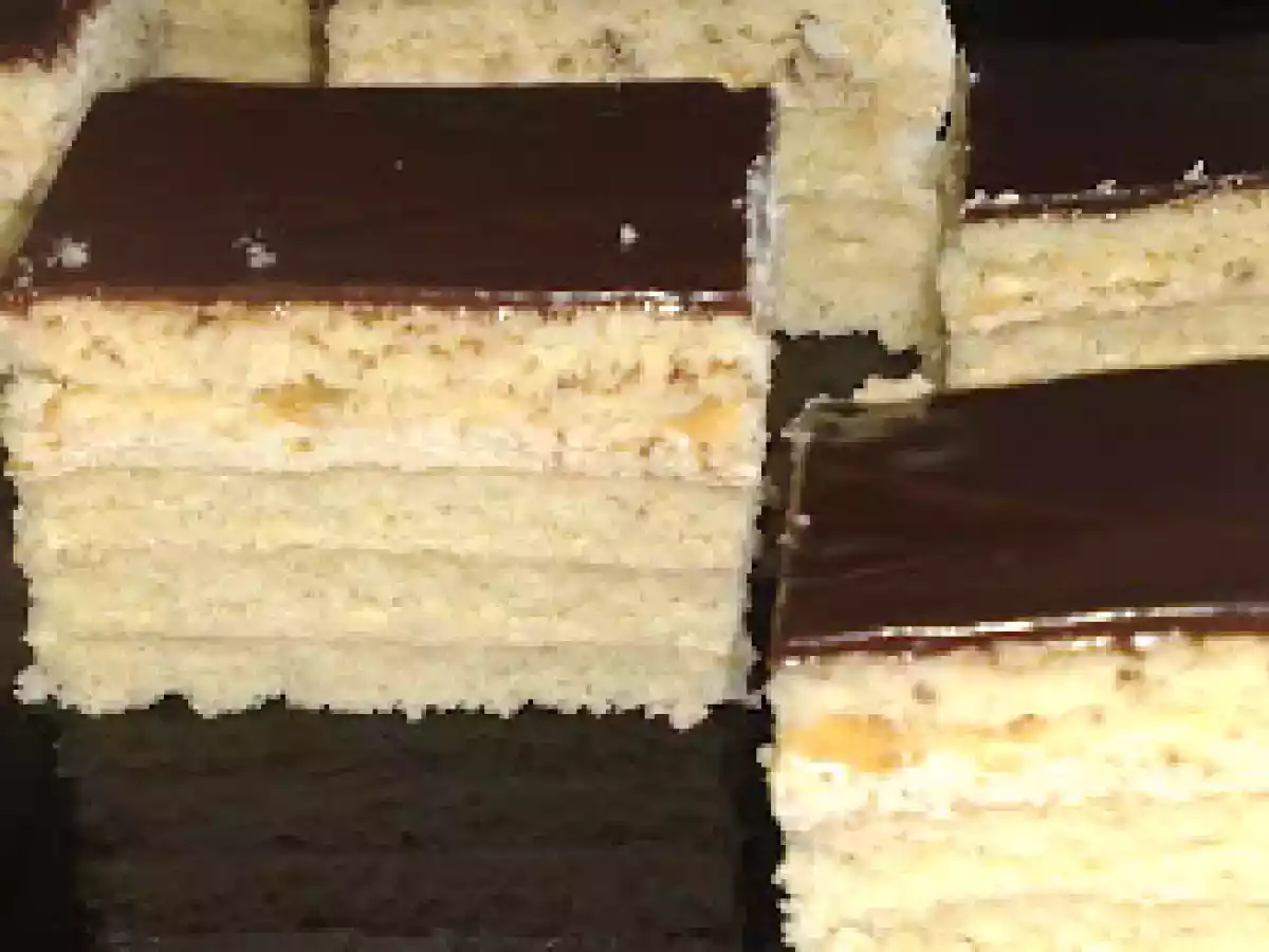 Prajitura cu foi de zahar ars si crema cu ness