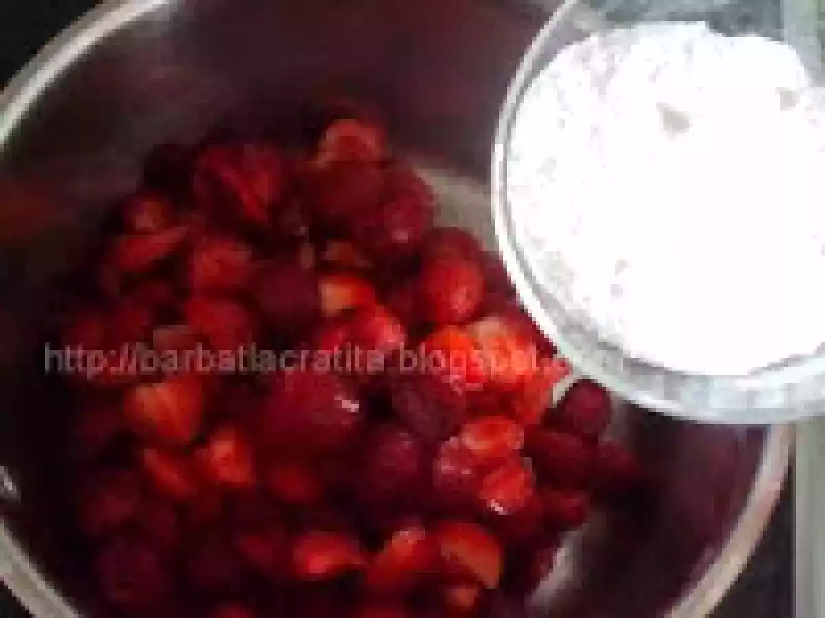 Prajitura cu frisca si capsuni a Zeilor - poza 5