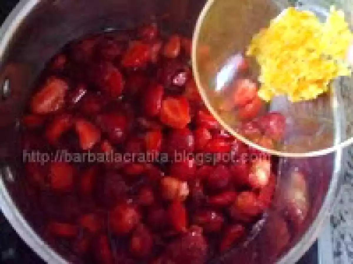 Prajitura cu frisca si capsuni a Zeilor - poza 6