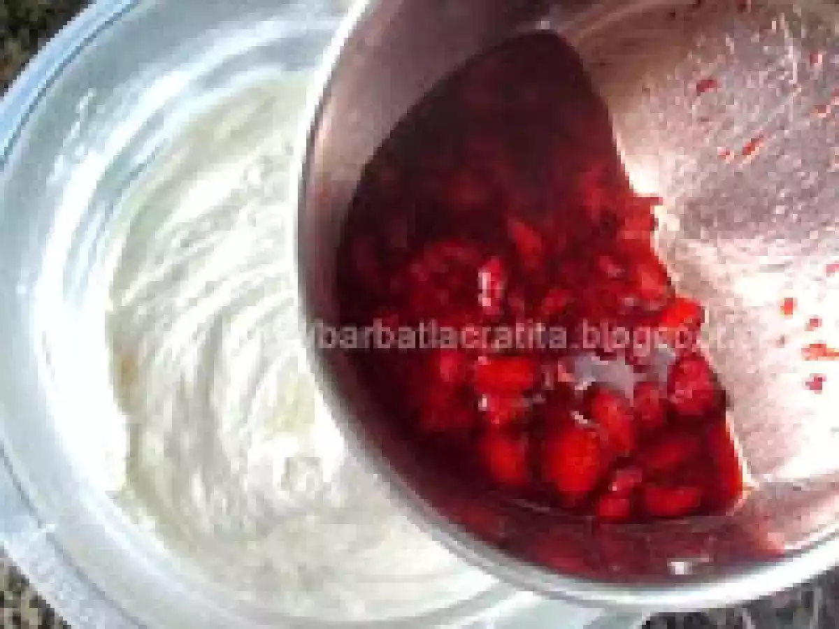 Prajitura cu frisca si capsuni a Zeilor - poza 7