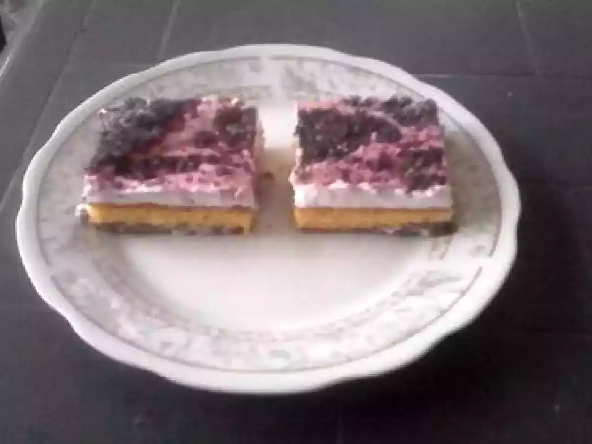 Prăjitură cu frișcă și jeleu de afine